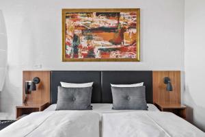 um quarto com uma cama e um quadro na parede em Best Western Plus Hotel Eyde em Herning