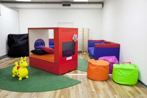 Habitación con sala de juegos con TV y pato de juguete en Scandic Ringsted en Ringsted