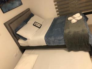 Dormitorio pequeño con cama con sábanas y almohadas blancas en Cómodo Apartamento en Bogotá, Chapinero Central - Theatron, en Bogotá