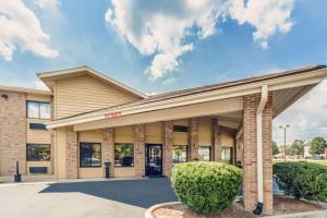 un edificio en un hospital con un arbusto en Quality Inn Decatur near US-224, en Decatur