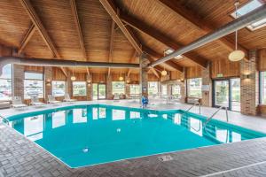 - une piscine dans un grand bâtiment avec un grand plafond dans l'établissement Quality Inn Decatur near US-224, à Decatur