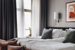 Rúm í herbergi á Hotel Frantz, WorldHotels Crafted