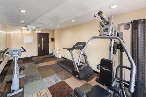 una habitación con un gimnasio con máquinas de correr en Quality Inn Decatur near US-224, en Decatur