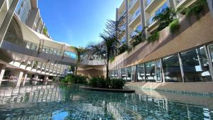 un gran edificio con una piscina frente a él en Radisson Blu Hotel & Residence Nairobi Arboretum, en Nairobi
