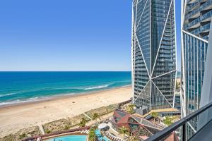 uma vista para a praia a partir da varanda de um edifício em Jewel Beachfront Residences em Gold Coast