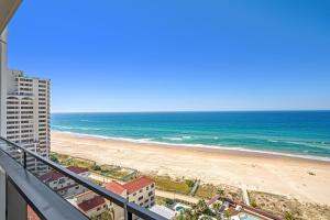 un apartamento en condominio con vistas a la playa desde el balcón en Jewel Beachfront Residences en Gold Coast