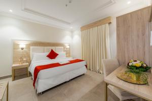 سرير أو أسرّة في غرفة في Palm Boutique Al Zahra بالم بوتيك الزهراء