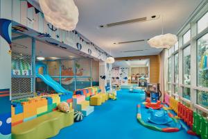 Crowne Plaza Suzhou, an IHG Hotel في سوتشو: منطقة لعب للأطفال مع ألعاب وزحليقة