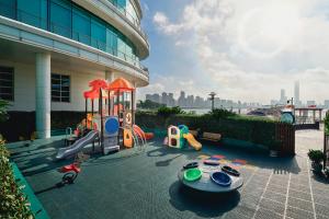 einen Spielplatz vor einem Gebäude mit einigen Spielsachen in der Unterkunft Crowne Plaza Suzhou, an IHG Hotel in Suzhou