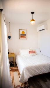 Säng eller sängar i ett rum på Container home- private hot tub + close to beach