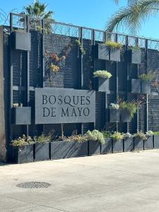 邁普的住宿－Bosques de Mayo，建筑上写有五角形标志的标志