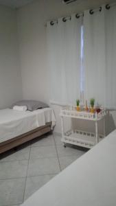 ein Schlafzimmer mit einem Bett und einem Tisch mit Pflanzen in der Unterkunft Pousada Balsas in Balsas