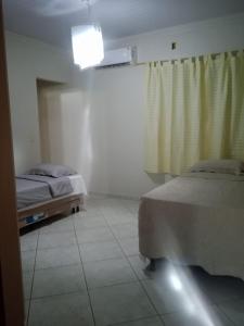 1 dormitorio con 2 camas y ventana en Pousada Balsas, en Balsas