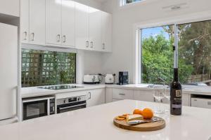 Dapur atau dapur kecil di Overloaded with Beachside Charm