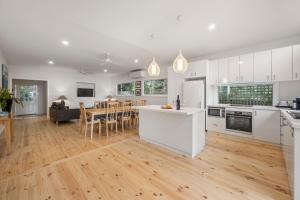 Dapur atau dapur kecil di Overloaded with Beachside Charm