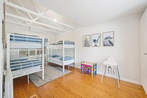 Katil atau katil-katil dalam bilik di Overloaded with Beachside Charm