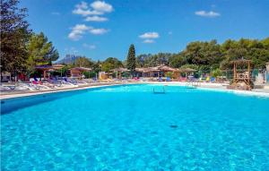een groot zwembad met blauw water in een resort bij 2 Bedroom Stunning Home In La Crau in La Crau