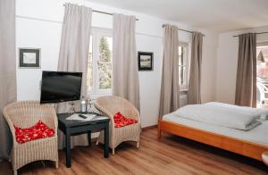 a bedroom with a bed and a table and chairs at Ihre Pension in Amerang in Amerang