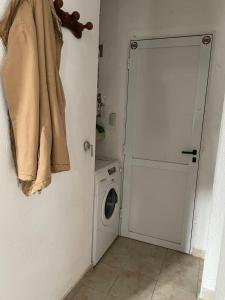 a laundry room with a washing machine and a door at DUPLEX BV in Bell Ville