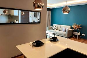 una sala de estar con una mesa con dos tazones. en Home Abroad 2 @ Jazz Suites Vivacity, en Kuching