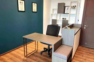 una oficina con escritorio, silla y mesa en Home Abroad 2 @ Jazz Suites Vivacity, en Kuching