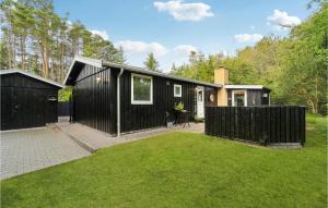 Το κτήριο όπου στεγάζεται  η παραθεριστική κατοικία +10 φωτογραφίες