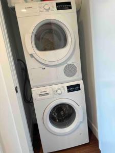 a dryer and a washing machine in a room at Lux 2BR 2BR BackBay Boston Common T-station in Boston