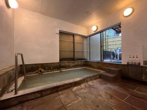 bagno con vasca e finestra di Mitake a Hakone