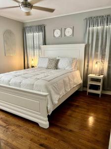 a bedroom with a white bed with a white headboard at Argo Häuschen in Alamo Heights in San Antonio