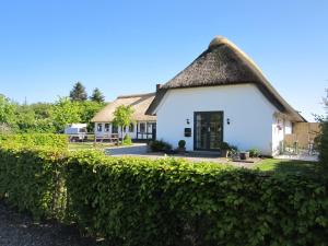 een huisje met een rieten dak bij Tåsinge B&B in Svendborg