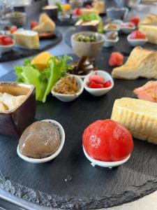 een dienblad met verschillende soorten voedsel op een tafel bij Kachusha Gekko in Tadotsu