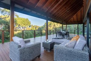 une véranda avec deux canapés et une table dans l'établissement Makesh I Private Properties, à Dunsborough