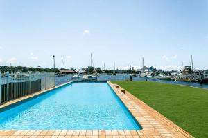 - une piscine avec vue sur le port de plaisance dans l'établissement STG38 - stunning waterfront apartment - Drummoyne, à Sydney