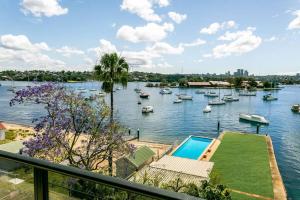 een uitzicht op een haven met boten in het water bij STG38 - stunning waterfront apartment - Drummoyne in Sydney