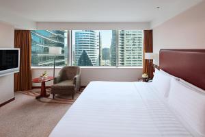 上海市にあるプルマン 上海 スカイウェイのベッドと大きな窓が備わるホテルルームです。