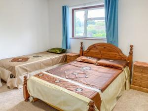 een kamer met 2 bedden en een raam bij Chilbolton in Chilbolton