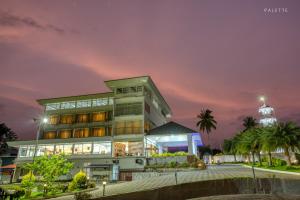 Palette - Periyar Resort في كوتامانغْلام: مبنى فيه برج ساعه في الخلف