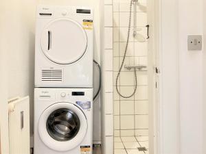 y baño pequeño con lavadora y secadora. en Spacious 3 Bedroom Apartment With 2 Common Rooms en Vejle