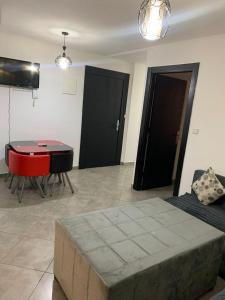 Habitación con cama, mesa y puertas negras. en MTL residence, en Oujda