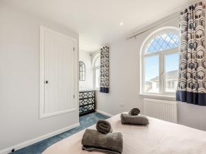 una camera da letto con una grande finestra e un letto di The Haven a Milford Haven