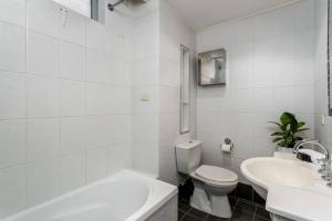 YNG03 - Cremorne - Young Street في سيدني: حمام ابيض مع مرحاض ومغسلة