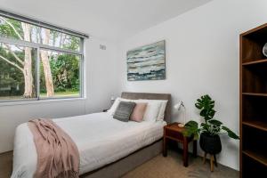 um quarto com uma cama e uma janela em YNG03 - Cremorne - Young Street em Sidney