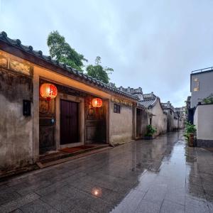 een lege straat in een Aziatische stad met gebouwen bij Jiangnan House Chaozhou in Chaozhou