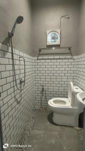 La salle de bains est pourvue de toilettes et d'un lavabo. dans l'établissement MAMA homestay, à Bagan Serai