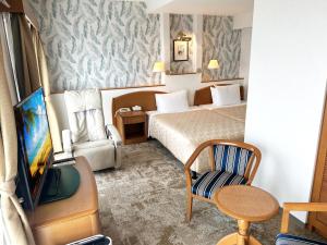 Postel nebo postele na pokoji v ubytování Naha Beach Side Hotel