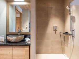 a bathroom with a sink and a shower at Appartement Huez, 2 pièces, 4 personnes - FR-1-645-40 in LʼHuez