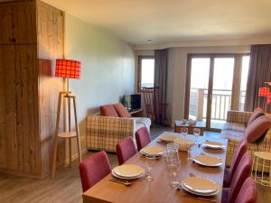 een eetkamer met een tafel en stoelen en een woonkamer bij Appartement Avoriaz, 3 pièces, 7 personnes - FR-1-634-92 in Morzine