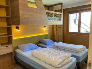 2 camas en una habitación con litera en Appartement Avoriaz, 3 pièces, 7 personnes - FR-1-634-92 en Morzine