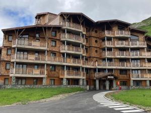 un gran edificio con balcones al lado de una carretera en Appartement Avoriaz, 3 pièces, 7 personnes - FR-1-634-92 en Morzine