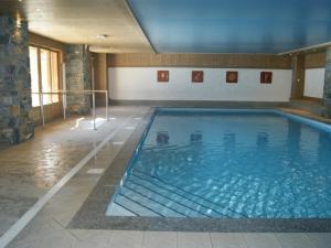 a large indoor swimming pool in a building at Appartement Crest-Voland, 3 pièces, 6 personnes - FR-1-733-140 in Crest-Voland